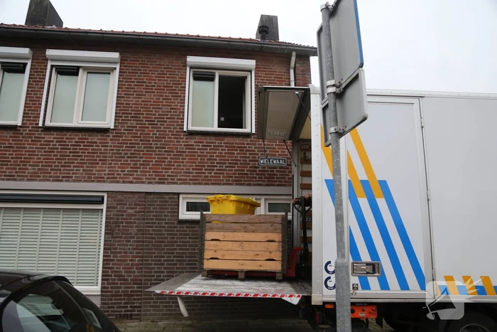 Politie treft hennepkwekerij aan en houdt een persoon aan