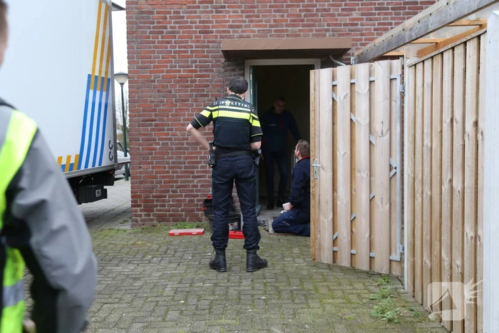 Politie treft hennepkwekerij aan en houdt een persoon aan