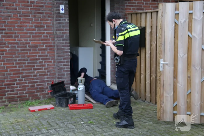 Politie treft hennepkwekerij aan en houdt een persoon aan