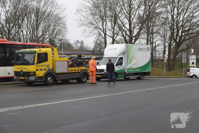 Bakwagen ramt spoorviaduct