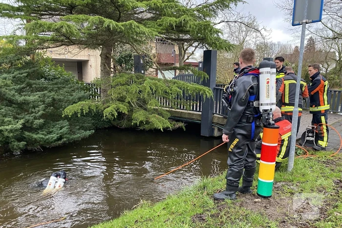 Duiker zoekt in water naar gestolen telefoon