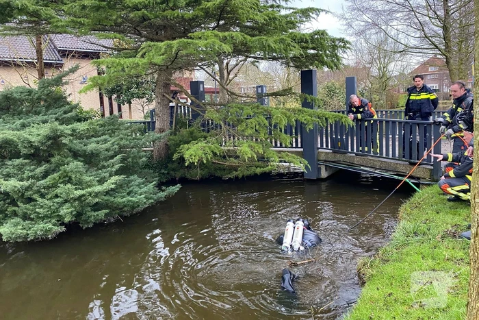 Duiker zoekt in water naar gestolen telefoon