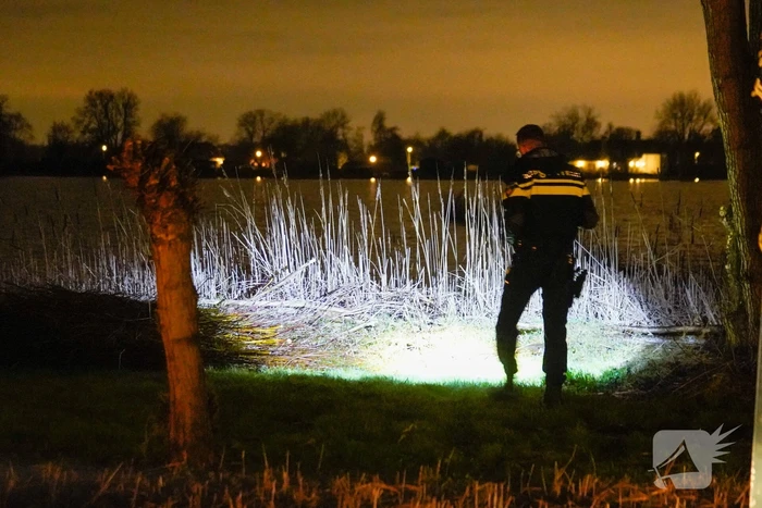 Politie rijdt auto klem en arresteert drie mannen