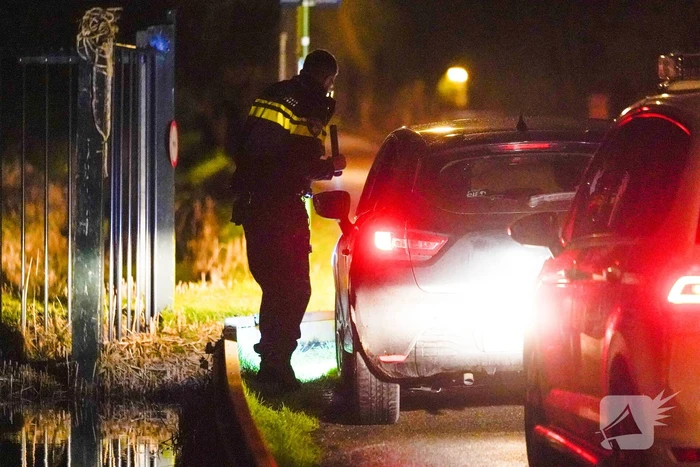 Politie rijdt auto klem en arresteert drie mannen