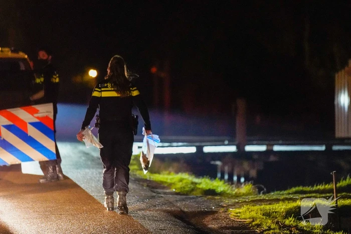 Politie rijdt auto klem en arresteert drie mannen