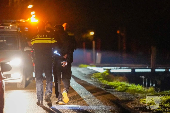 Politie rijdt auto klem en arresteert drie mannen