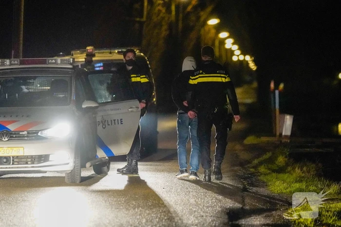 Politie rijdt auto klem en arresteert drie mannen