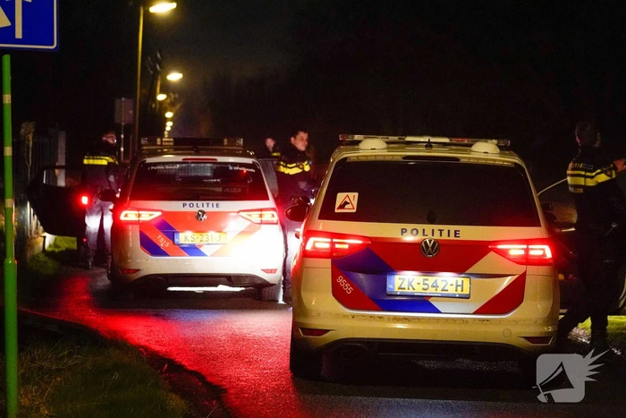 Politie rijdt auto klem en arresteert drie mannen