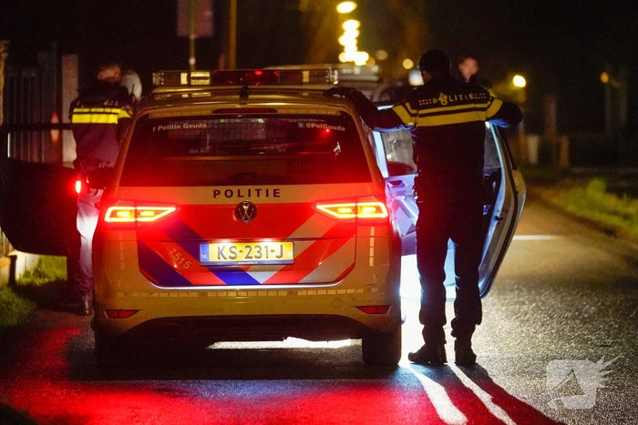 Politie rijdt auto klem en arresteert drie mannen