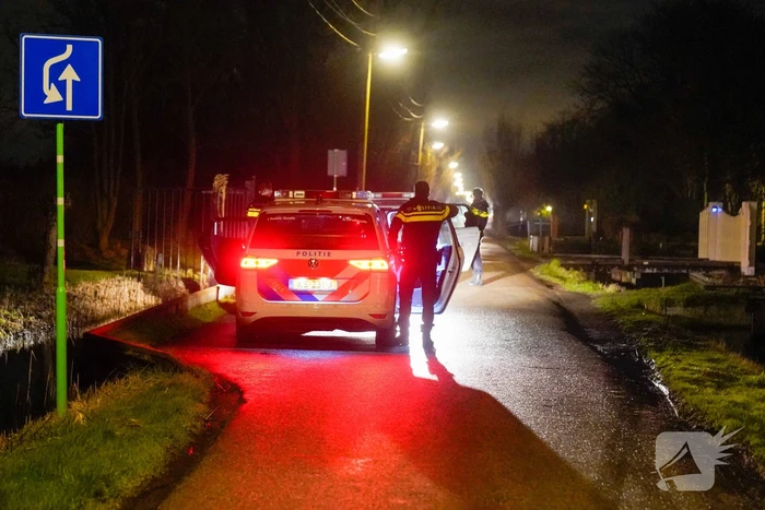 Politie rijdt auto klem en arresteert drie mannen