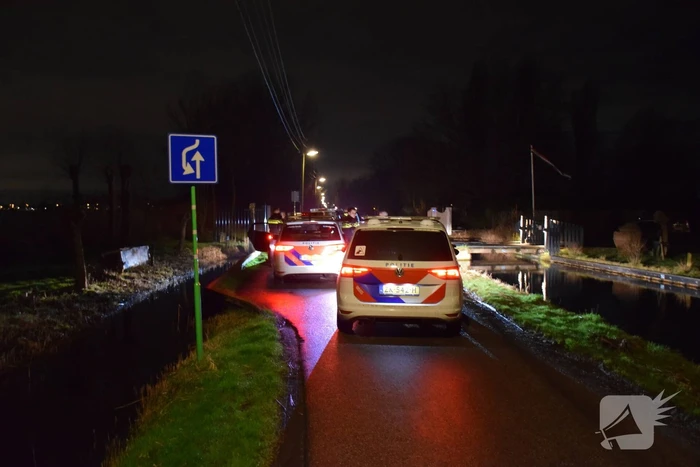 Politie rijdt auto klem en arresteert drie mannen