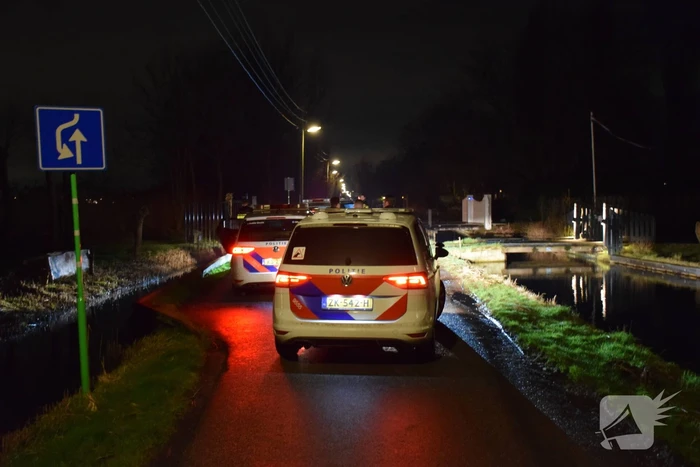 Politie rijdt auto klem en arresteert drie mannen