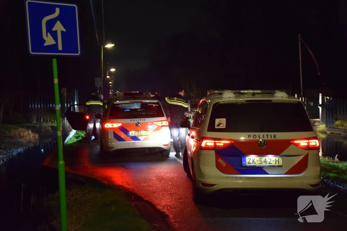 Politie rijdt auto klem en arresteert drie mannen