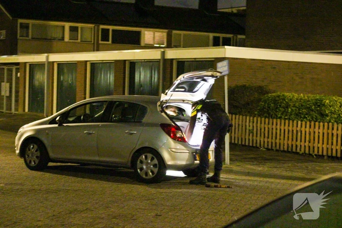Politie doorzoekt auto na melding van vuurwapen