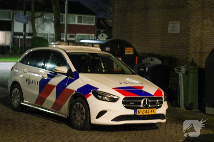 Politie doorzoekt auto na melding van vuurwapen