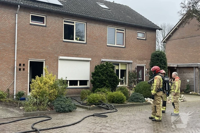 Kat uit woning gehaald na brand in keuken