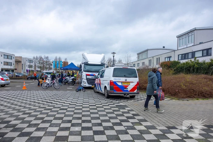 Mobiel Media Lab op parkeerterrein Winkelcentrum Emiclaer