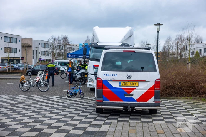 Mobiel Media Lab op parkeerterrein Winkelcentrum Emiclaer