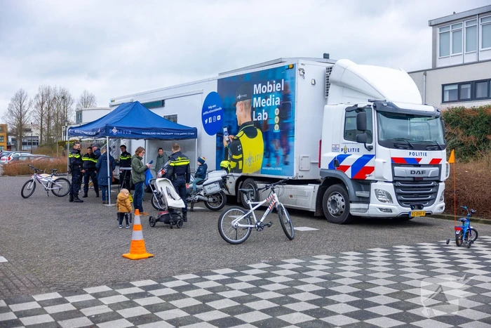 Mobiel Media Lab op parkeerterrein Winkelcentrum Emiclaer