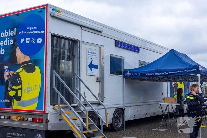 Mobiel Media Lab op parkeerterrein Winkelcentrum Emiclaer
