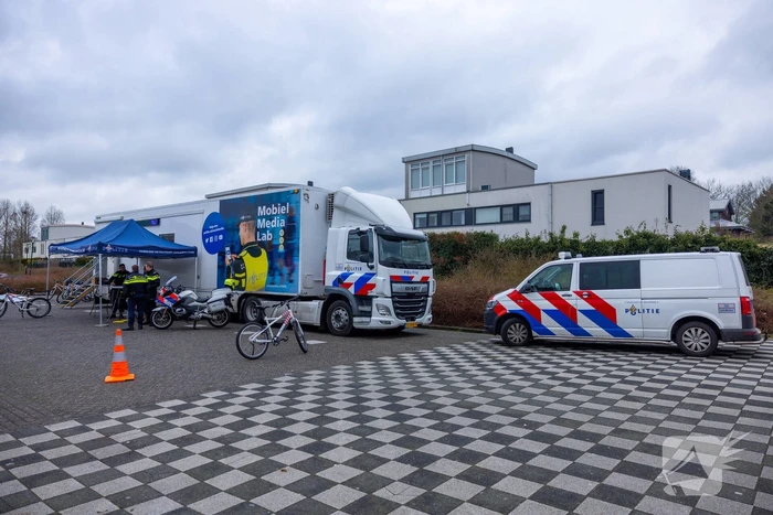Mobiel Media Lab op parkeerterrein Winkelcentrum Emiclaer