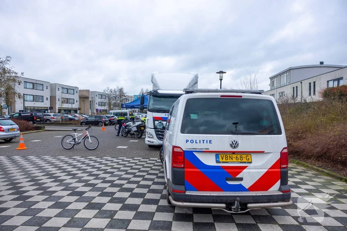 Mobiel Media Lab op parkeerterrein Winkelcentrum Emiclaer