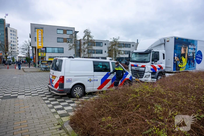 Mobiel Media Lab op parkeerterrein Winkelcentrum Emiclaer