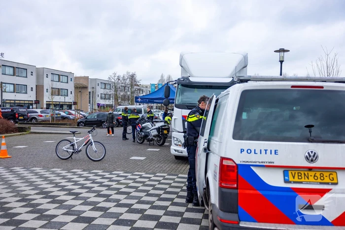 Mobiel Media Lab op parkeerterrein Winkelcentrum Emiclaer