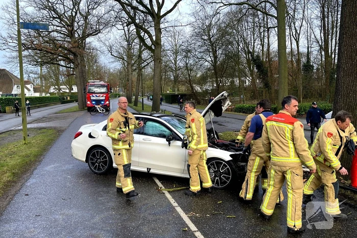 Mercedes-Benz botst op fietser en knalt op boom