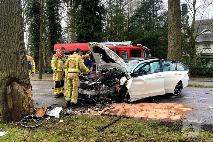 Mercedes-Benz botst op fietser en knalt op boom