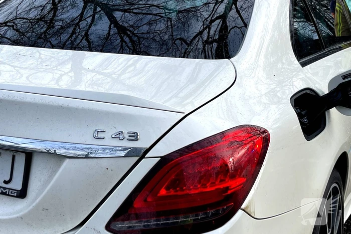 Mercedes-Benz botst op fietser en knalt op boom