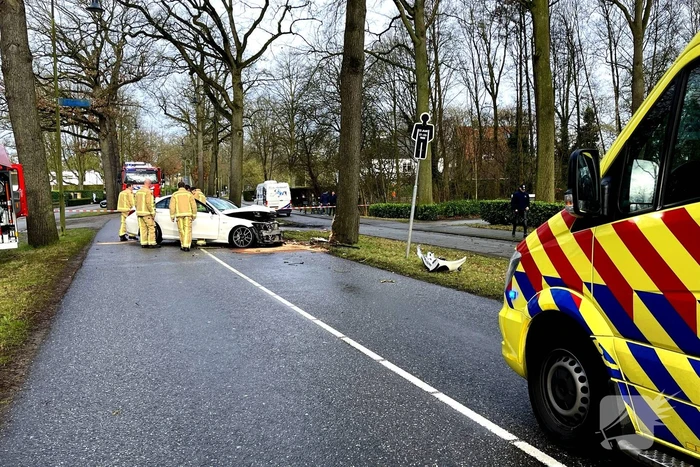 Mercedes-Benz botst op fietser en knalt op boom