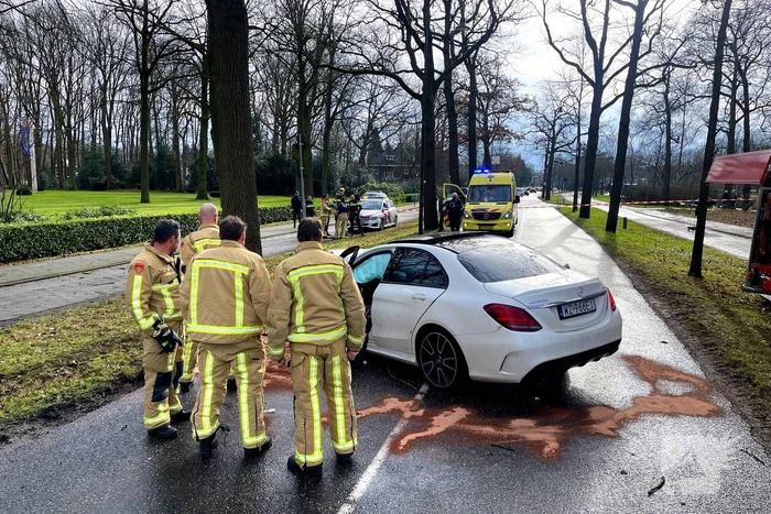 Mercedes-Benz botst op fietser en knalt op boom