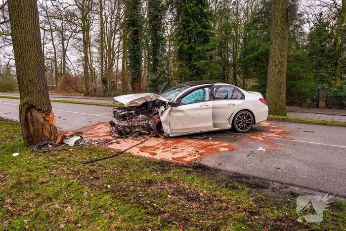 Mercedes-Benz botst op fietser en knalt op boom