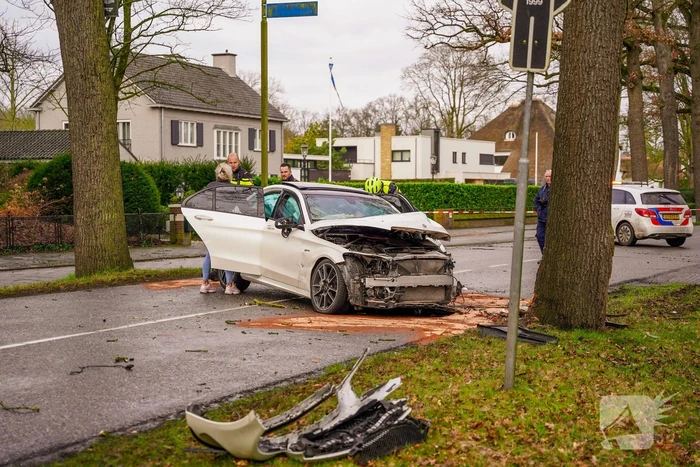 Mercedes-Benz botst op fietser en knalt op boom