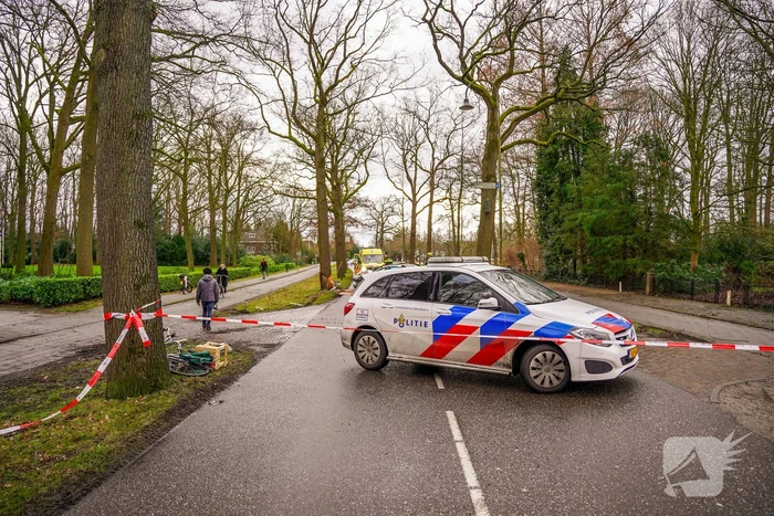 Mercedes-Benz botst op fietser en knalt op boom