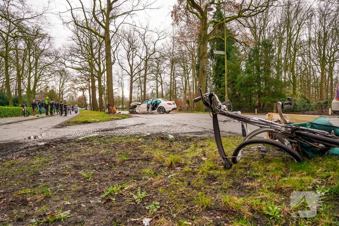 Mercedes-Benz botst op fietser en knalt op boom