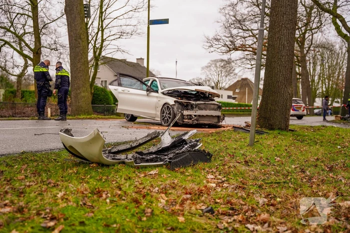 Mercedes-Benz botst op fietser en knalt op boom