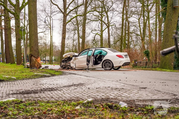 Mercedes-Benz botst op fietser en knalt op boom