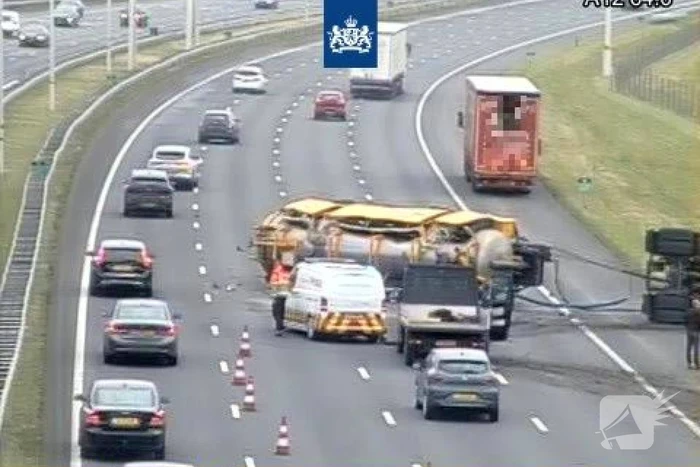 Rijstroken snelweg dicht door gekantelde vrachtwagen