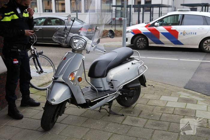 Scooterrijder gewond bij botsing met personenauto