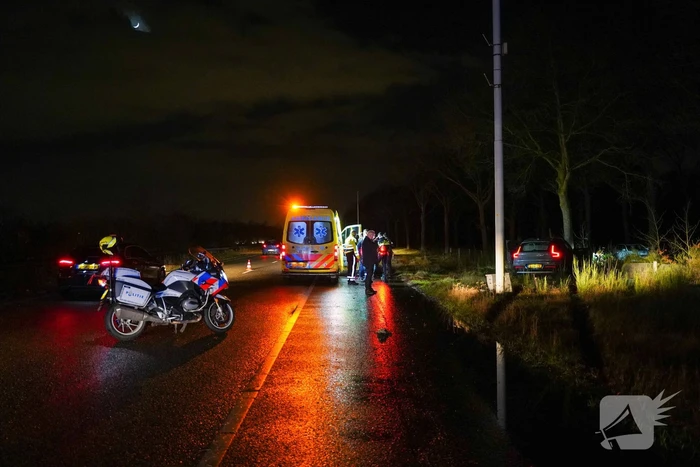Auto crasht tegen boom