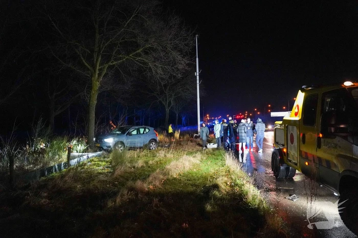 Auto crasht tegen boom