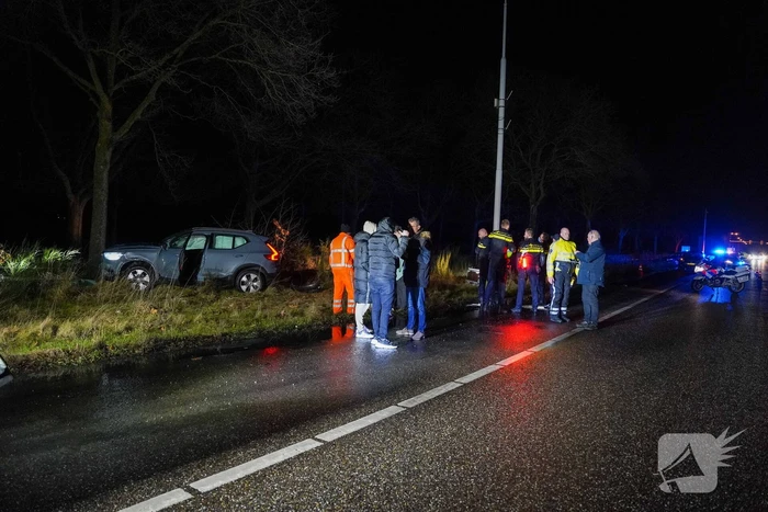 Auto crasht tegen boom