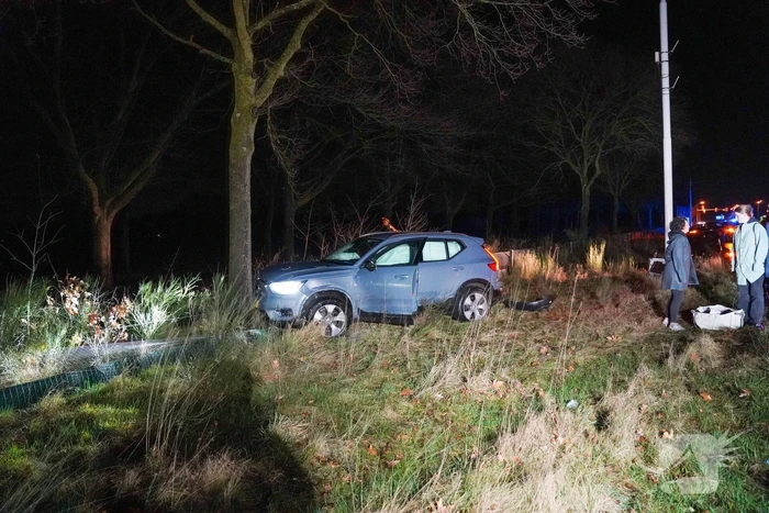 Auto crasht tegen boom