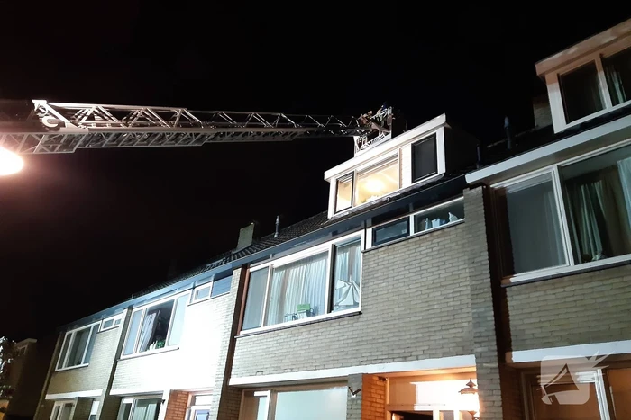 Brandweer veegt schoorsteen na brandmelding