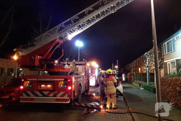 Brandweer veegt schoorsteen na brandmelding
