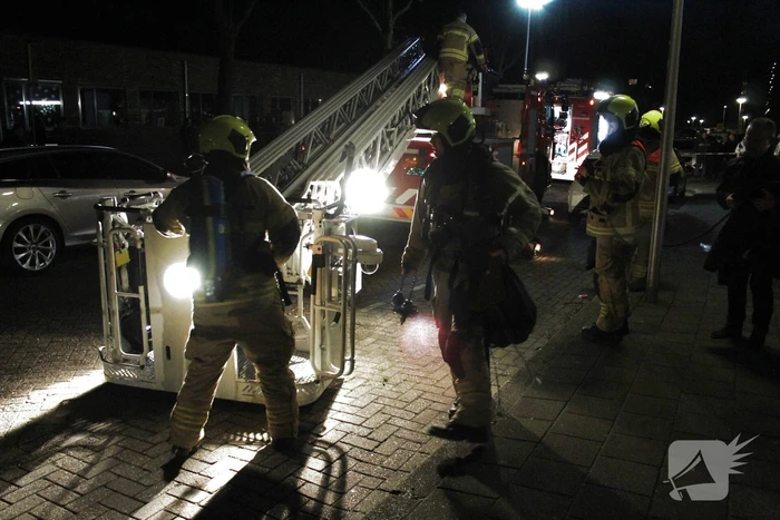 Brandweer veegt schoorsteen na brandmelding