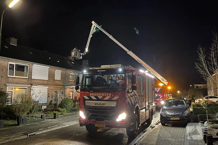 Brandweer dooft brand in schoorsteen