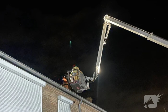 Brandweer dooft brand in schoorsteen